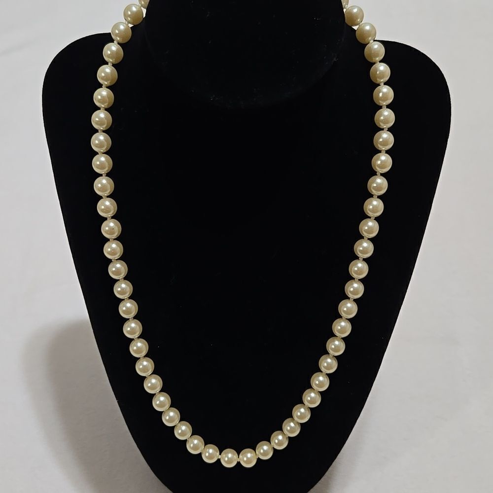 Vintage Avon Cream Pearl Necklace